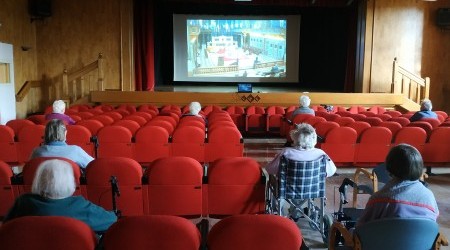 visione della messa in sala cinema